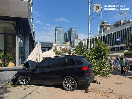 У второй машины поврежден капот