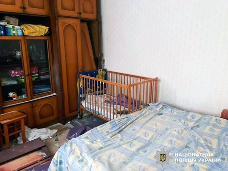 В Херсоне боеприпас РФ упал в кроватку двухлетнего мальчика.