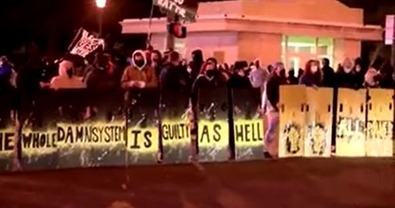 протестующие, плакаты, колумбус, фото