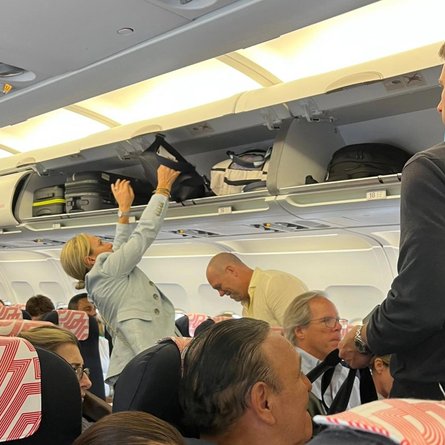 Зара Тіндалл, Майк Тіндалл, економ-клас, літак