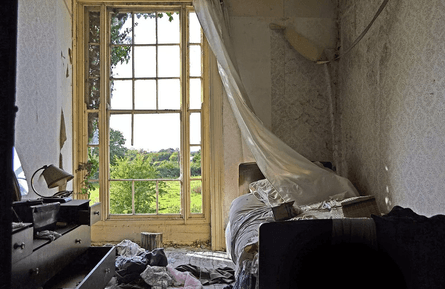 Покинутий особняк в Уельсі, маєток, особняк, дім, старовинні листи, записки, занедбана будівля, застигло в часі