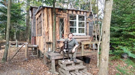 Мужчина возвел крошечный дом посреди леса, уволился с работы и наслаждается природой