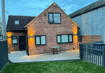 Супруги переделали гараж в дом, гараж, ремонт, дом, жилье, старый гараж, уютный дом, недорогое жилье, жилье для сына