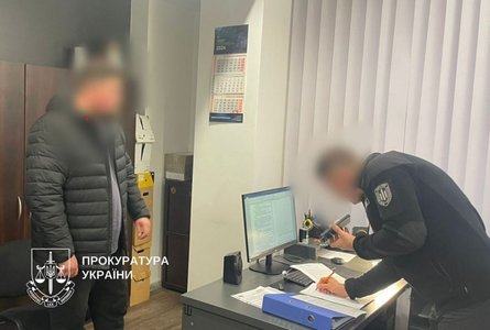 В Киеве двум полицейским сообщили о подозрении