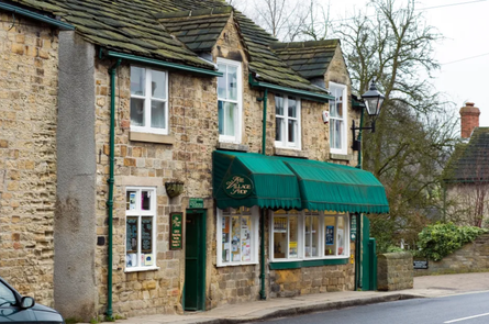 Британская деревня Вентворт, традиции деревни, зеленые двери, старинные традиции, семья аристократов, магазин,