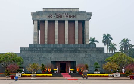 ПО ОБРАЗУ И ПОДОБИЮ. Усыпальница Хо Ши Мина построена по лекалам мавзолея Ленина