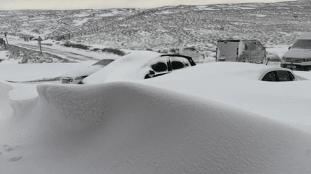 Непогода в Британии, непогода, снег, снежная буря, паб, отель, паб отель, пиво, снеговик, туризм, туристы