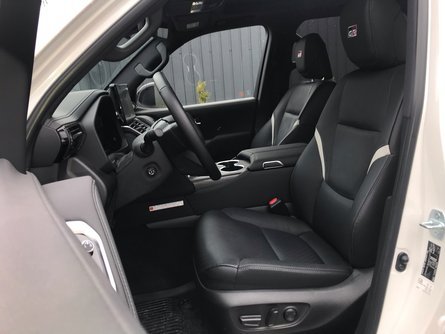 інтер'єр Toyota Land Cruiser 300, передні сидіння, відмінності версії GR Sport, toyota land cruiser 300 gr sport фото