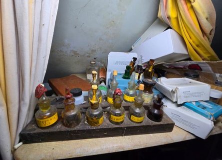 Находка в Британии, старый дом, стаканы