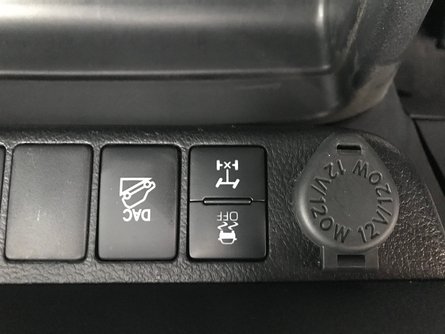 блокировка дифференциала в Toyota Hilux, включение блокировки диффенциала в Toyota Hilux, задний дифференциал Toyota Hiluxферфер, система автоматического спуска с горы в Toyota Hilux, испытания Toyota Hilux, обзор Toyota Hilux