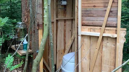 Мужчина возвел крошечный дом посреди леса, уволился с работы и наслаждается природой