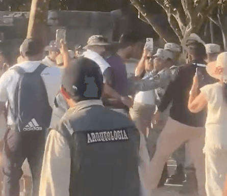 пирамида, Мексика, избили, турист, туриста избили, турист убегал, побег, нарушитель, нарушение правил