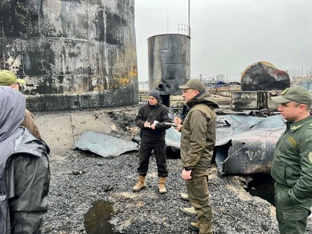 Эксперты проводят оценку ущерба от прилета по нефтехранилищу