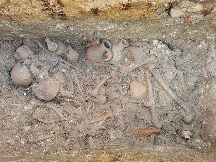 скелет в амфоре, некрополь, захоронение, хорватия