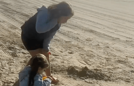 Дети собирали моллюсков, ракушки, моллюски, огромный штраф, семейный отдых, отдых на пляже, прогулка, ловля рыбы