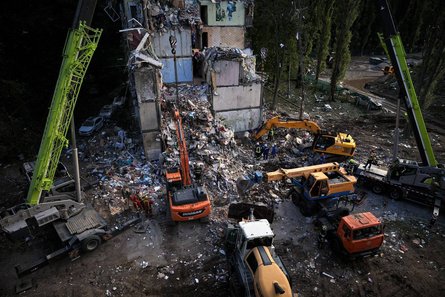 Рятувальники після ворожої атаки на Київ розбирають завали