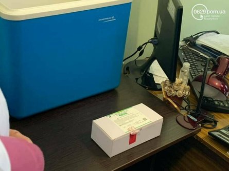 Вакцина від коронавірусу, CoviShield, коробка з вакцинами, щеплення