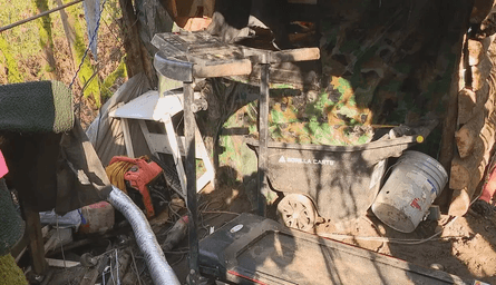 Хижина в парке в США, бездомный, парк, деньги, ищет золото, алмазы, полиция, городской совет, волонтеры, вырыл шахту, хижина