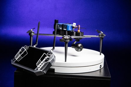 Дрон "Шмавік" зі смарт-пультом на стенді