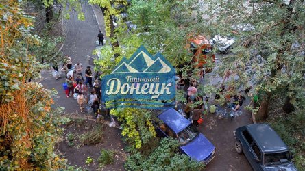 Люди стали в очередь в Калининском районе из-за нехватки воды