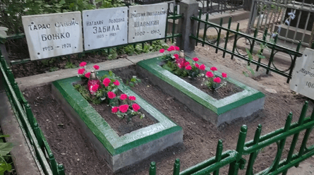 Могила писательницы Натальи Забилы в упадке