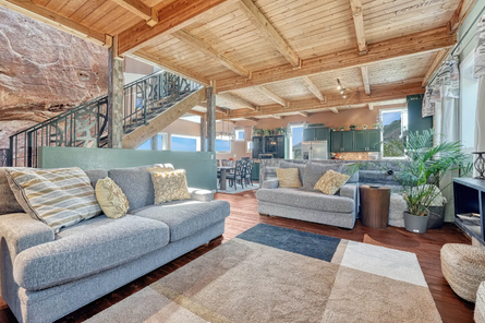 Дом в скале, поместье среди гор, объект недвижимости, продажа жилья, особняк посреди красной горы в Колорадо