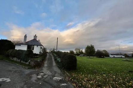 Дом среди кольцевой дороги, интересные объекты недвижимости, жилье, Кливид Говатсон живет в центре кольцевой дороги