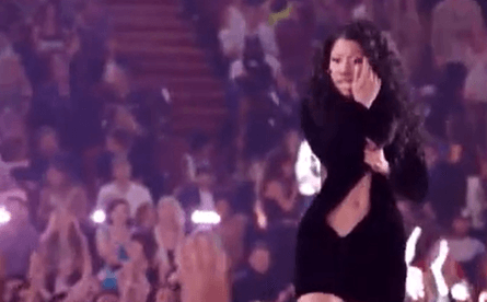 Нікі Мінаж декольте