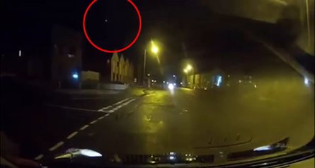 Необычный свет в небе, небо, метеор, космический мусор, сияние, ночное небо, отец с сыном, фонарь, столб, скрытая камера