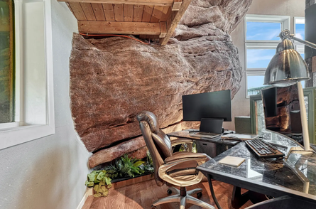 Дом в скале, поместье среди гор, объект недвижимости, продажа жилья, особняк посреди красной горы в Колорадо