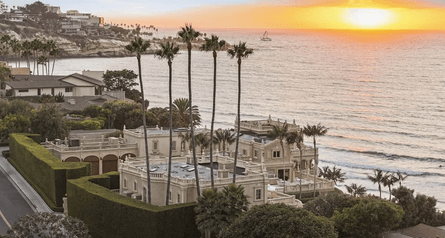 Особняк Песчаный замок, замок из песка, Версаль на скале, подобие Версаля, особняк на берегу моря, личный пляж, роскошный особняк, дом миллиардера