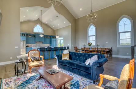 Пассивный доход, сдача в аренду недвижимости, дома, жилье, заработок, Airbnb, ремонт в старой церкви до и после