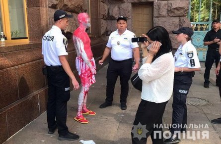 Мужчина возле здания КГГА облил себя и флагшток красной краской
