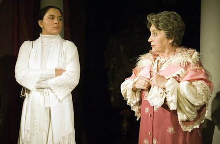 Анастасия Добрынина играет в театре