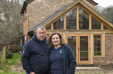 Дом за 100 тысяч фунтов снесут, незаконное строительство, собственность земли, реконструкция, недвижимость, достройка, фото, Великобритания