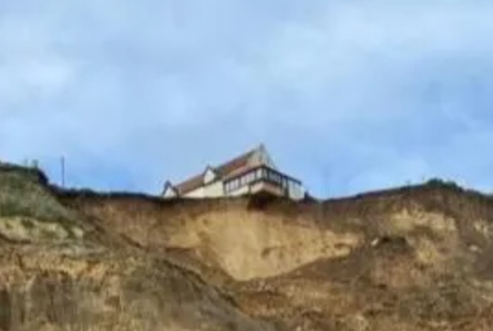 Потеряли дома из-за оползня, последствия стихии в Великобритании, эрозия земли, обвал, море, стихия, потеря жилья