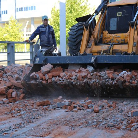 Техніка Київблагоустрій прибирає огородження на території ЖК RiverStone