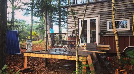 Мужчина возвел крошечный дом посреди леса, уволился с работы и наслаждается природой