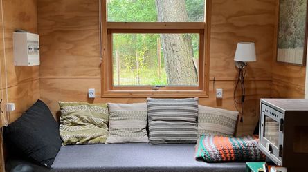 Мужчина возвел крошечный дом посреди леса, уволился с работы и наслаждается природой