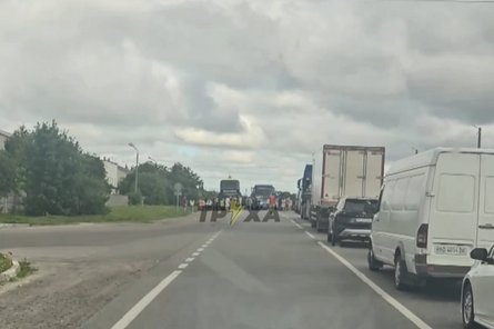 Скандал с ТЦК, блокирование трассы, военкомат, протест, мобилизация, трасса, транспорт