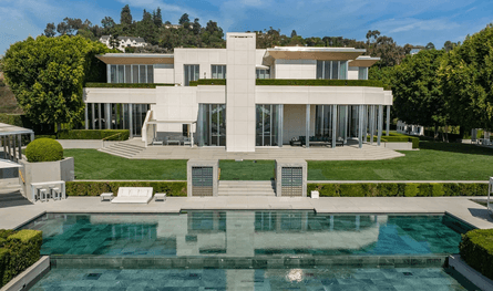 Роскошный фасад дома Прицкеров с зелёным газоном и бассейном