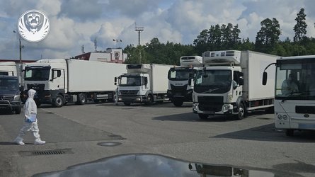 Тела погибших, которые вернула РФ, везут на белых грузовиках