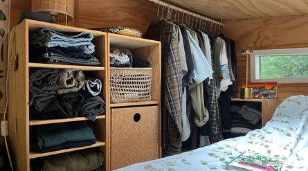 Мужчина возвел крошечный дом посреди леса, уволился с работы и наслаждается природой