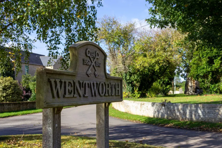 Британская деревня Вентворт, традиции деревни, зеленые двери, старинные традиции, семья аристократов, траст, местные жители