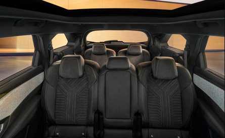 салон Peugeot e-5008, електромобілі Peugeot, кросовери Peugeot