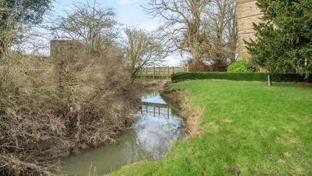 Церква, церкву переробили на будинок, продаж церкви, церква, колишня парафіяльна церква, продаж нерухомості, гроші, курйози