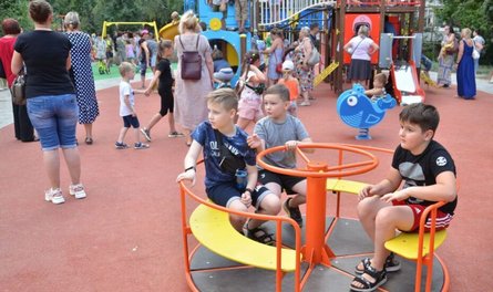 Днем харьковчане проводят время с детьми