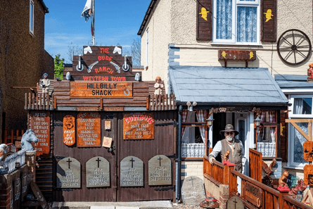 Мужчина переделал двор в город Дикого Запада, в стиле Дикого Запада, кантри, задний двор, сад на заднем дворе, построил сам