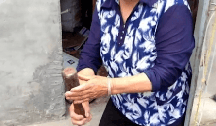 Женщина использовала гранату как молоток, старушка с гранатой, бабушка с гранатой, ручная граната, взрывное устройство