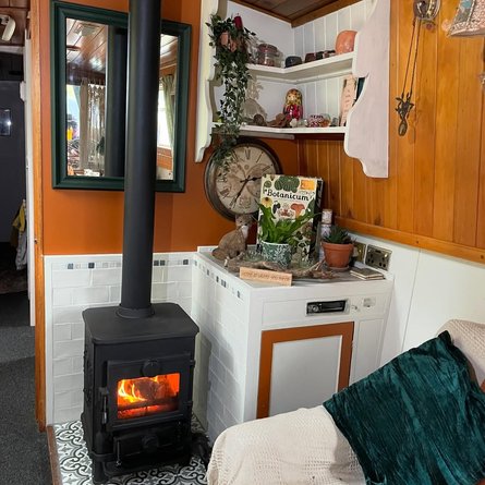 Молодая пара живет в лодке, чтобы не платить за аренду, недвижимость, жилье, Великобритания, фото, интересные истории